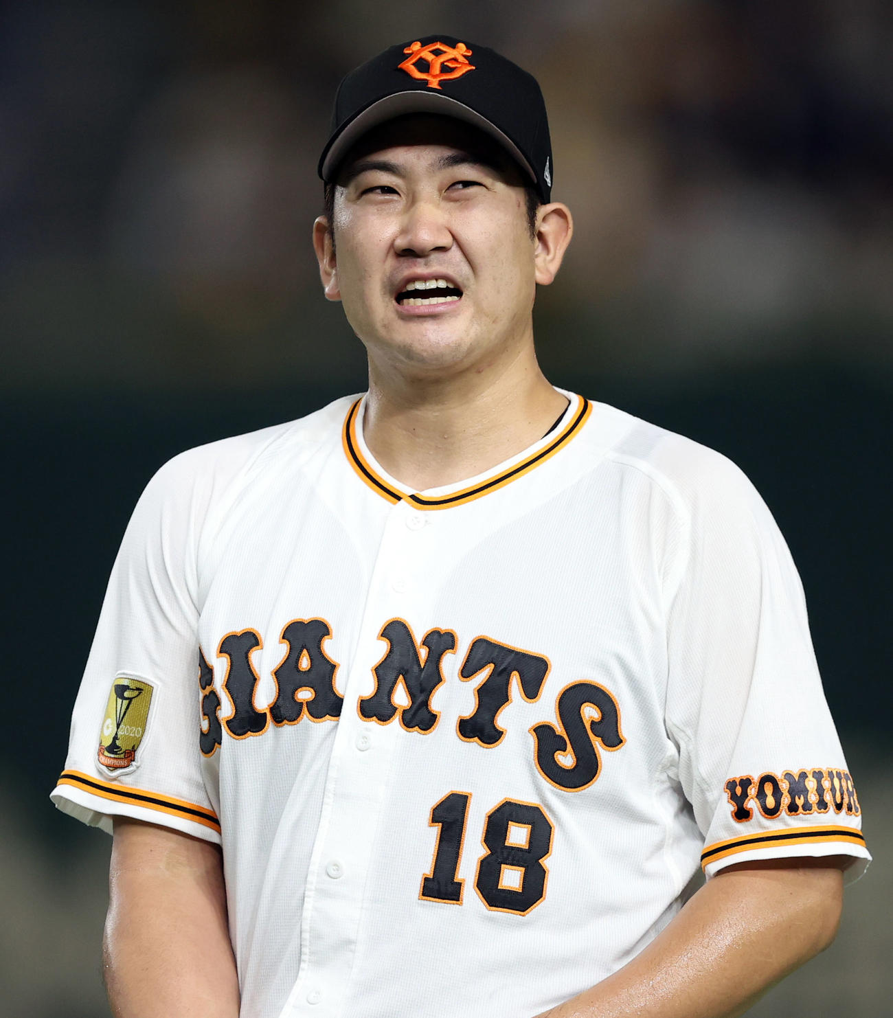 巨人対阪神　4回表を終え、渋い表情を見せる菅野（撮影・狩俣裕三）