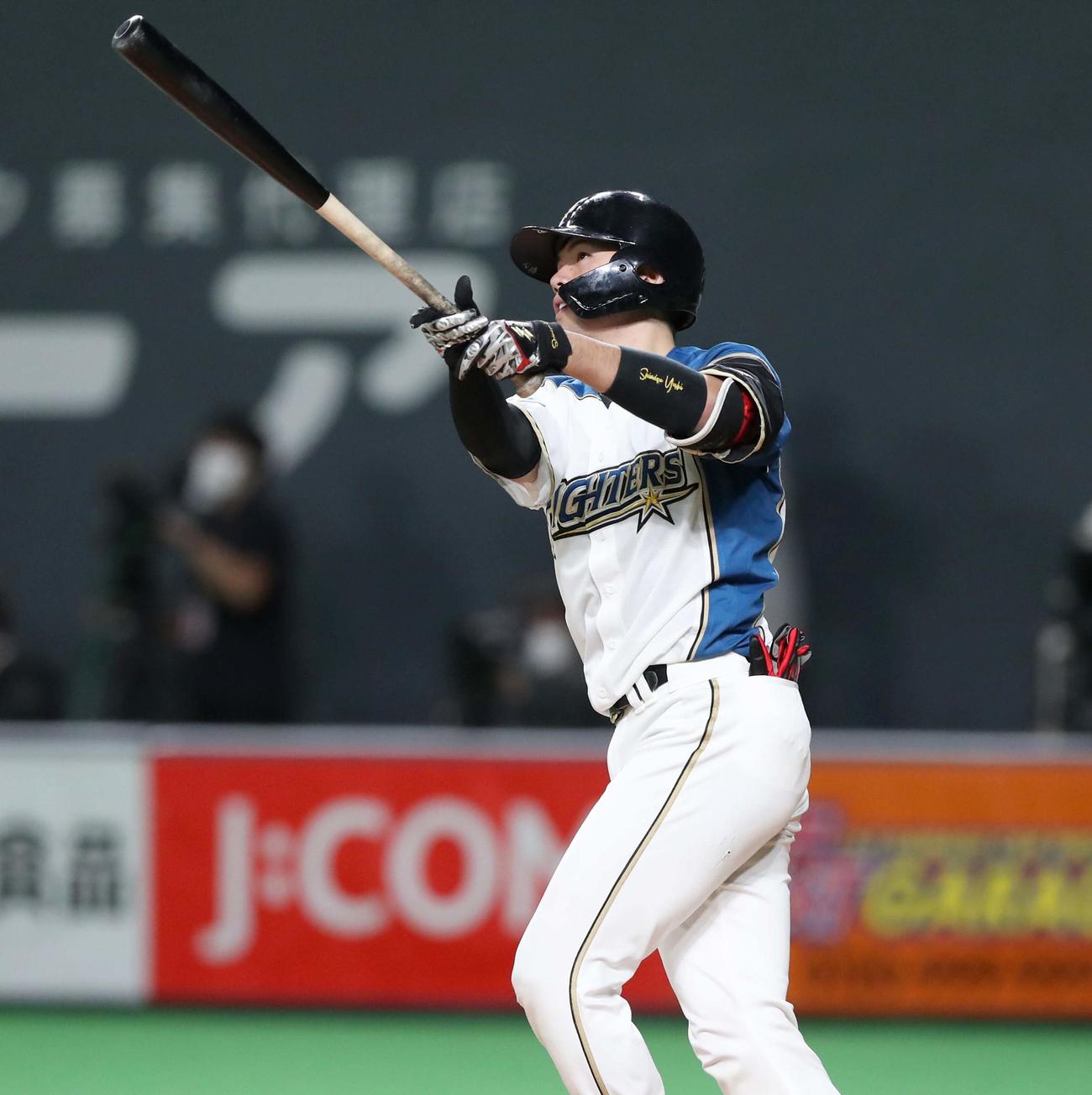 日本ハム対西武　7回裏日本ハム2死満塁、左越え満塁本塁打を放つ清水（撮影・黒川智章）