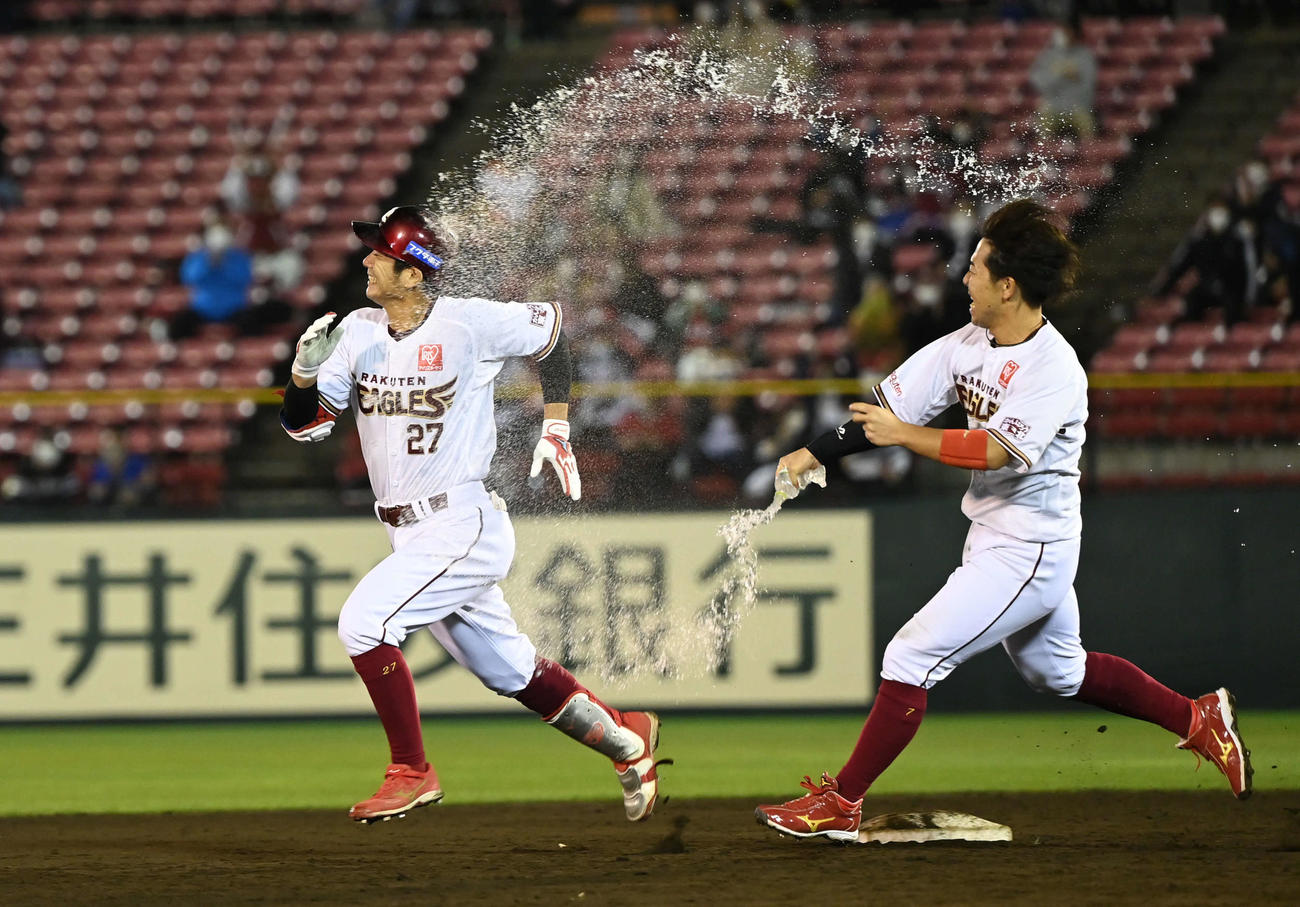 楽天対ソフトバンク　9回裏楽天1死満塁、サヨナラ適時打を放った岡島（左）は鈴木大に祝福の水をかけられる（撮影・山崎安昭）