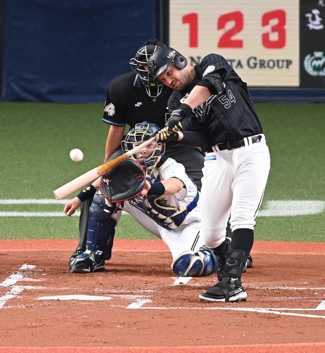 オリックス対ロッテ　1回表ロッテ1死二、三塁、レアードは先制の右前適時打を放つ（撮影・前岡正明）