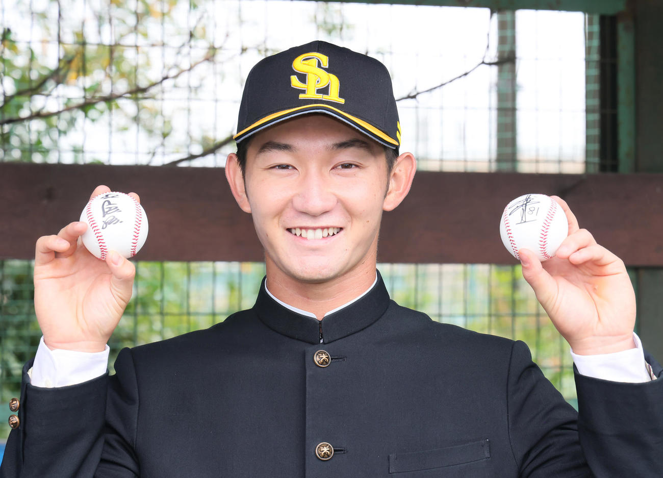 ソフトバンクドラフト2位の慶大・正木は指名あいさつを受け、王球団会長（左）と工藤監督（右）のサイン入りボールを贈られ笑顔（撮影・足立雅史）