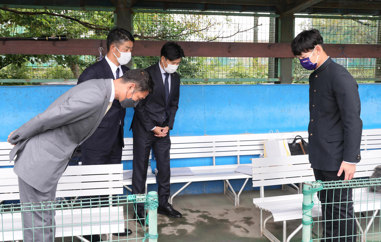 ソフトバンクドラフト2位の慶大・正木（右端）は指名あいさつを受ける。左から永井編成育成本部長兼スカウト部長、福山スカウト、山本スカウト（撮影・足立雅史）
