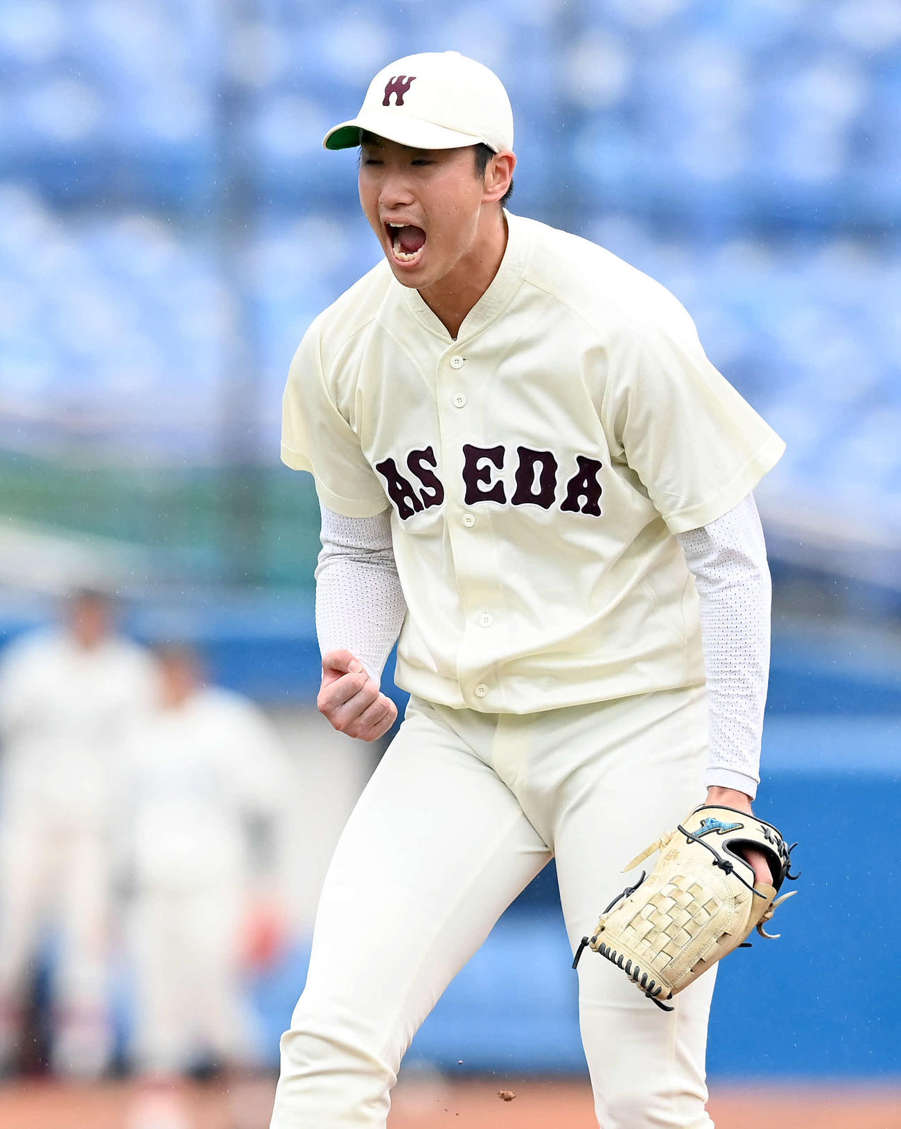 法大対早大　7回表法政2死三塁、西村を三ゴロに打ち取り、ガッツポーズを決める西垣（撮影・たえ見朱実）