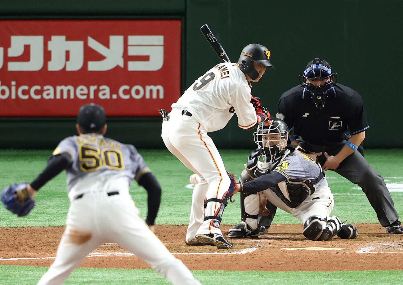 10月12日の阪神戦　6回裏2死二、三塁、青柳から死球を受ける亀井
