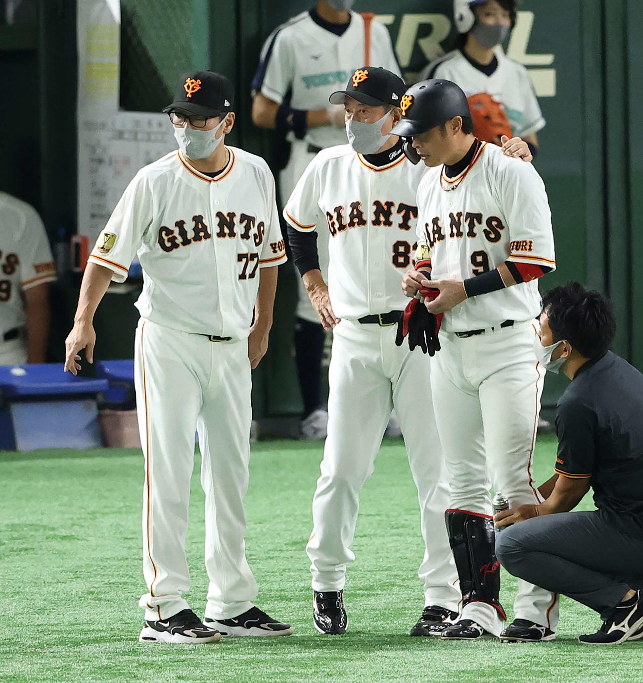 10月12日の阪神戦　6回裏2死二、三塁、青柳から死球を受けた亀井（右）に声をかける原監督（中央）。左は元木ヘッドコーチ