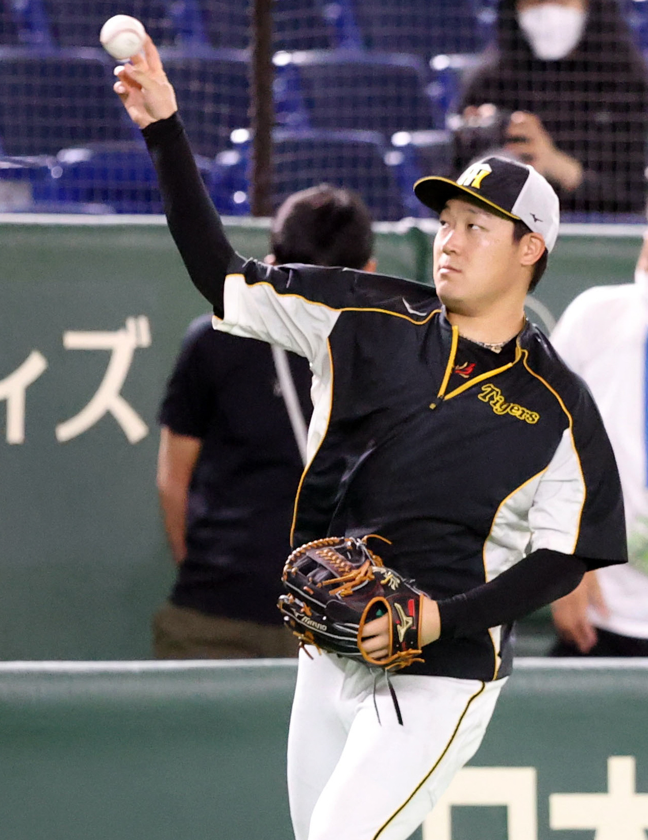 巨人対阪神　試合前の練習でキャッチボールをする大山（撮影・狩俣裕三）