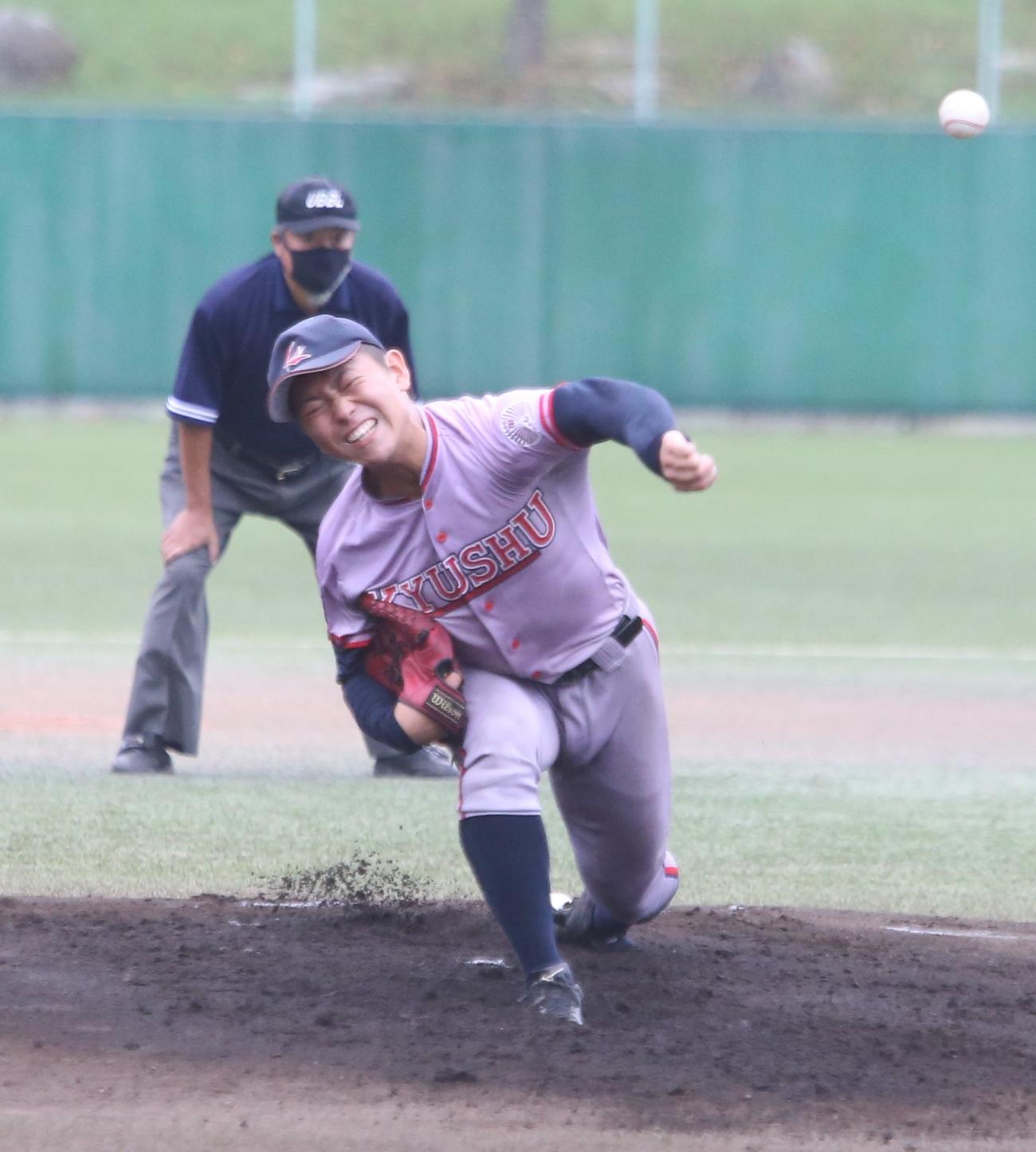 九州国際大対九大　歯を食いしばり投げるドラフト指名漏れの九大・芦谷汰貴投手（撮影・菊川光一）