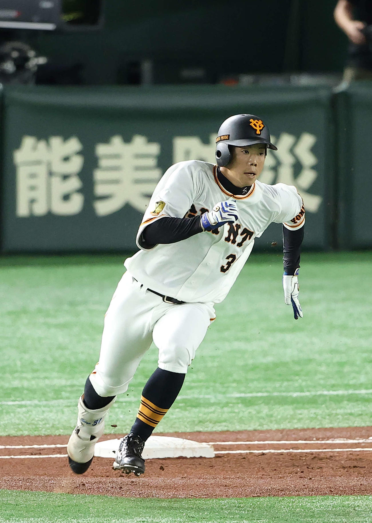 巨人対阪神　1回裏巨人無死、右翼線に二塁打を放ち一塁をまわる松原（撮影・河野匠）