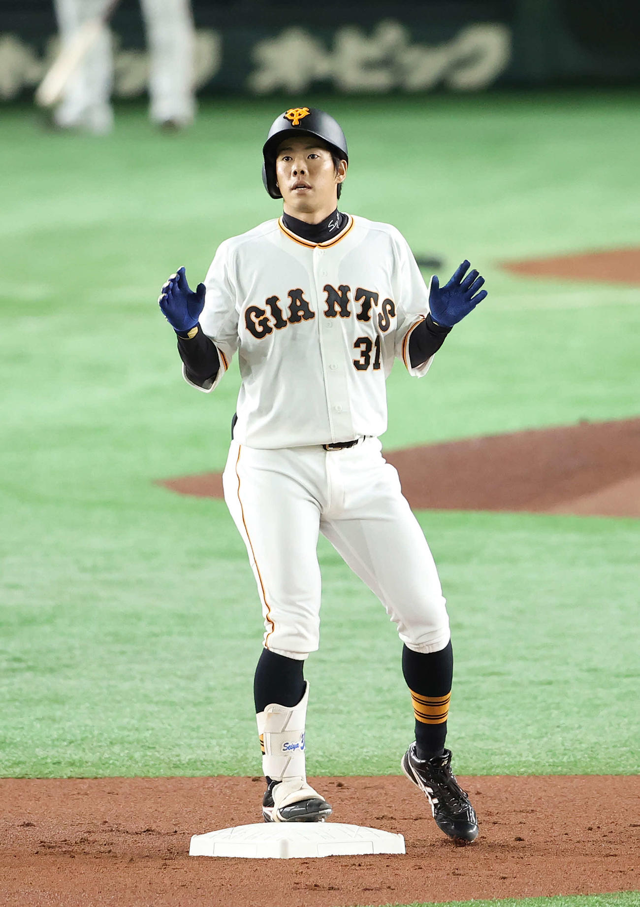 巨人対阪神　1回裏巨人無死、右翼線に二塁打を放った松原（撮影・河野匠）