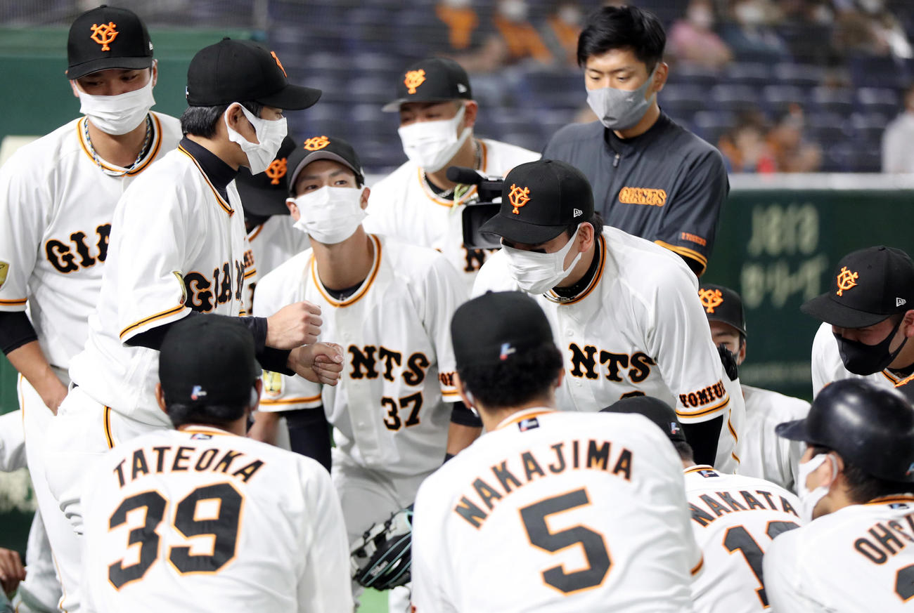 巨人対阪神　試合前の円陣で声出しする松原（左）（撮影・狩俣裕三）