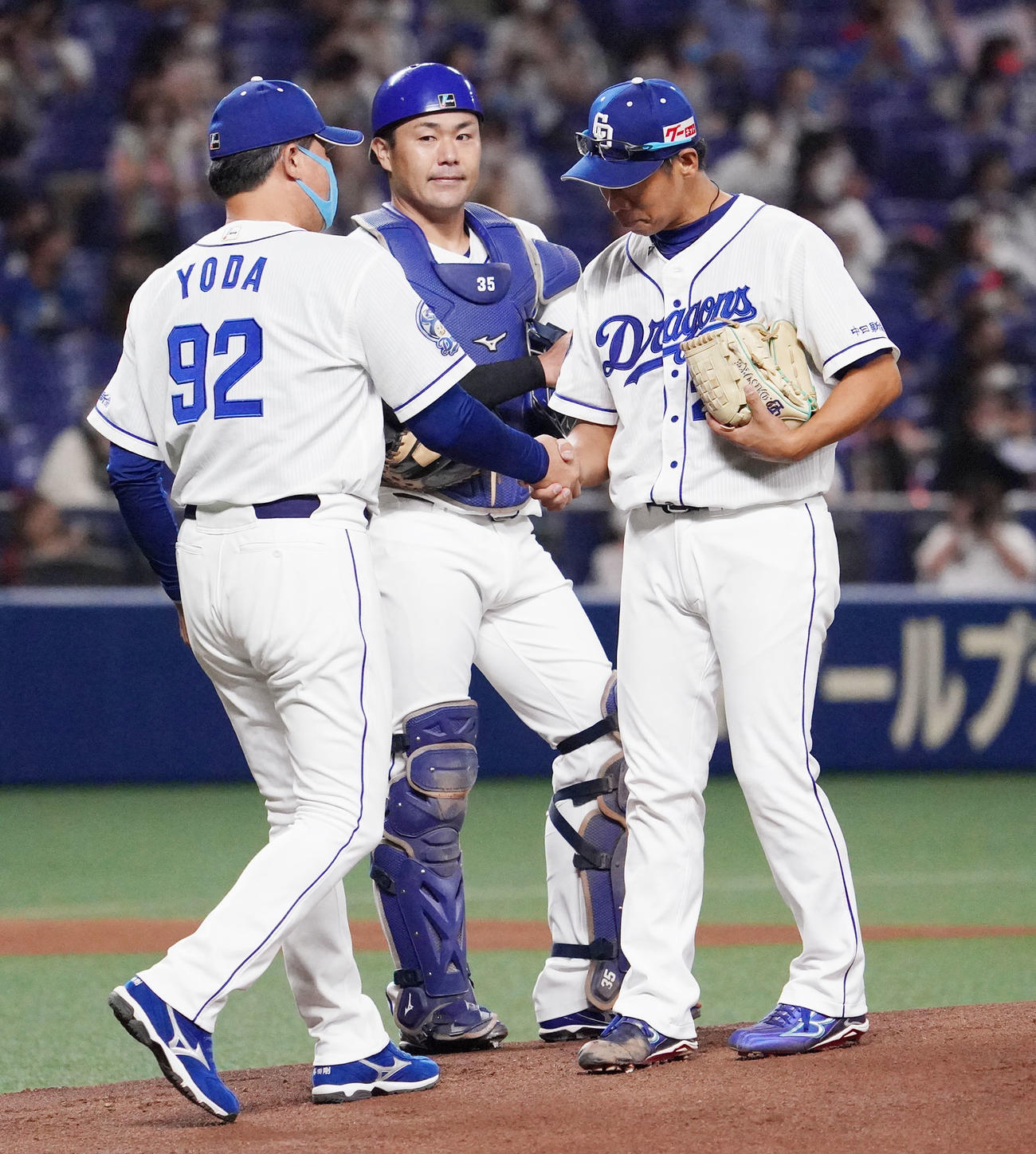 中日対ヤクルト　1回表ヤクルト無死、塩見から三振を奪った山井（右）は、与田監督と握手を交わしマウンドを降りる（撮影・森本幸一）
