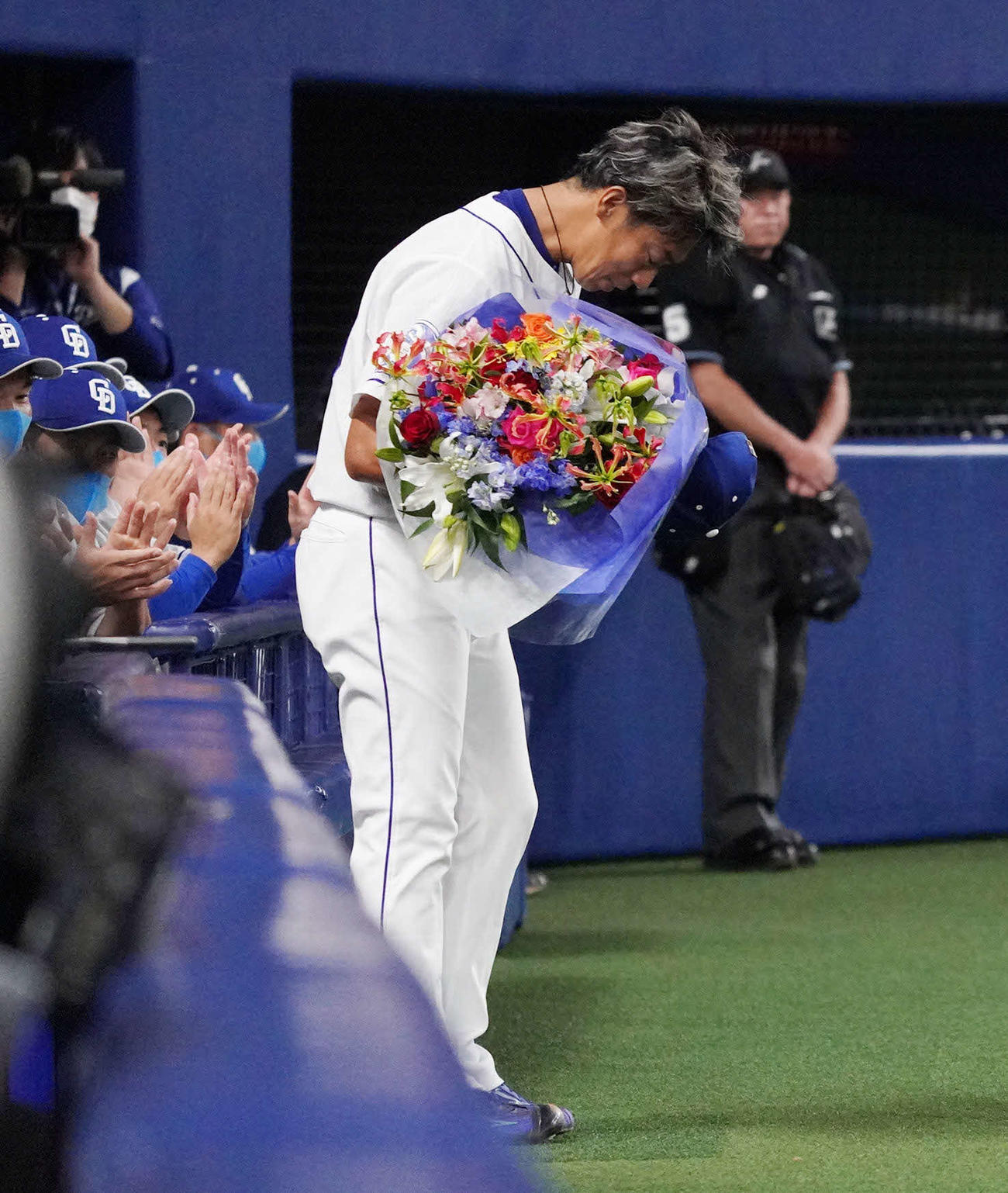 中日対ヤクルト　1回表ヤクルト無死、塩見から三振を奪った山井は、花束を手に降板する（撮影・森本幸一）