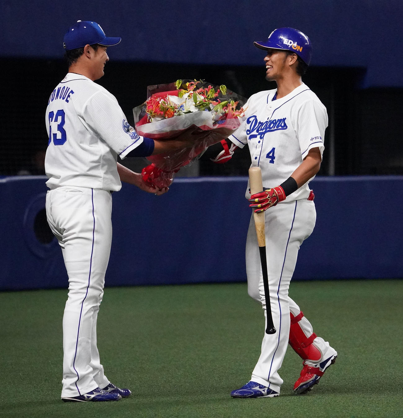 中日対ヤクルト　1回裏中日無死、見逃し三振に倒れ現役最後の打席を終え堂上（左）から花束を受け取る藤井（右）（撮影・森本幸一）
