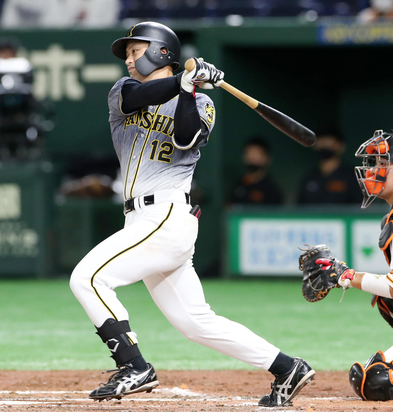 巨人対阪神　2回表阪神1死一、三塁、坂本は左前適時打を放つ（撮影・加藤哉）