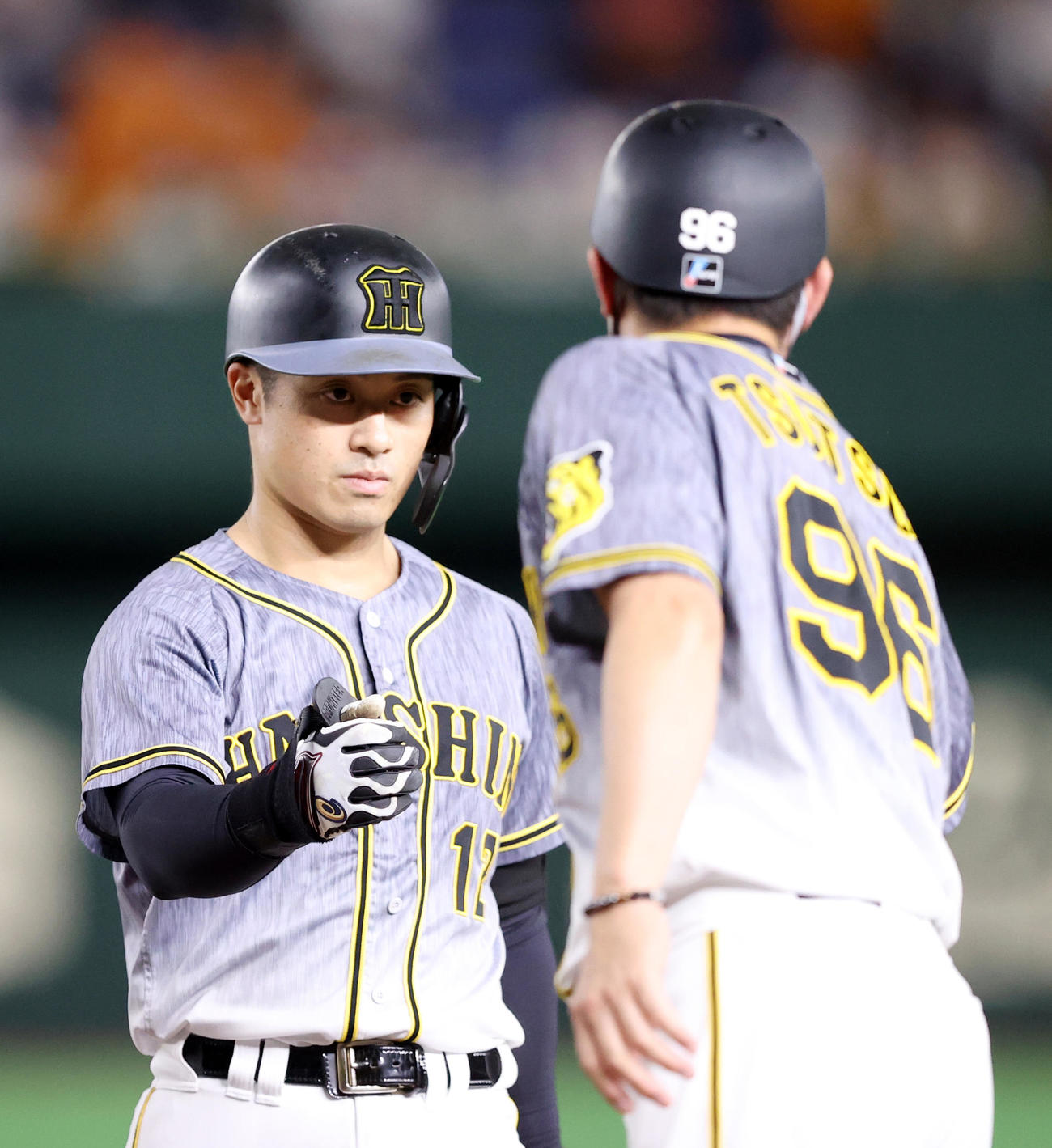 巨人対阪神　2回表阪神1死一、三塁、適時打を放つ坂本（左）（撮影・狩俣裕三）