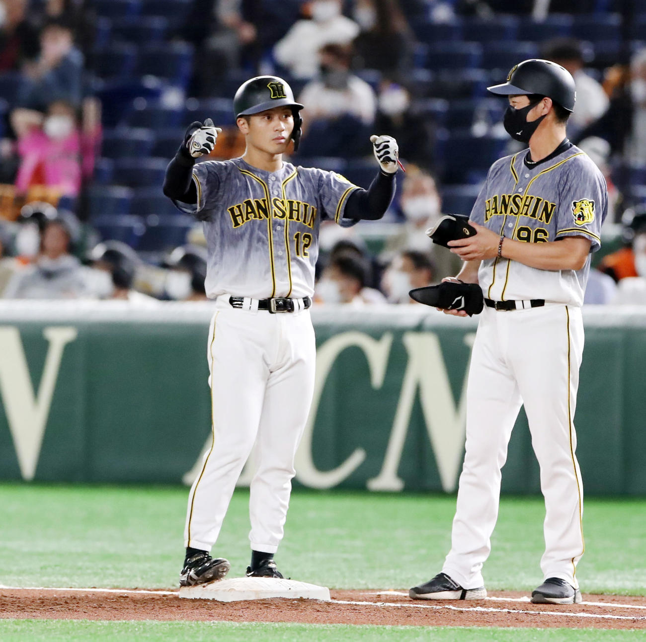 巨人対阪神　2回表阪神1死一、三塁、坂本は左前適時打を放ちハンドルポーズを決める（撮影・加藤哉）