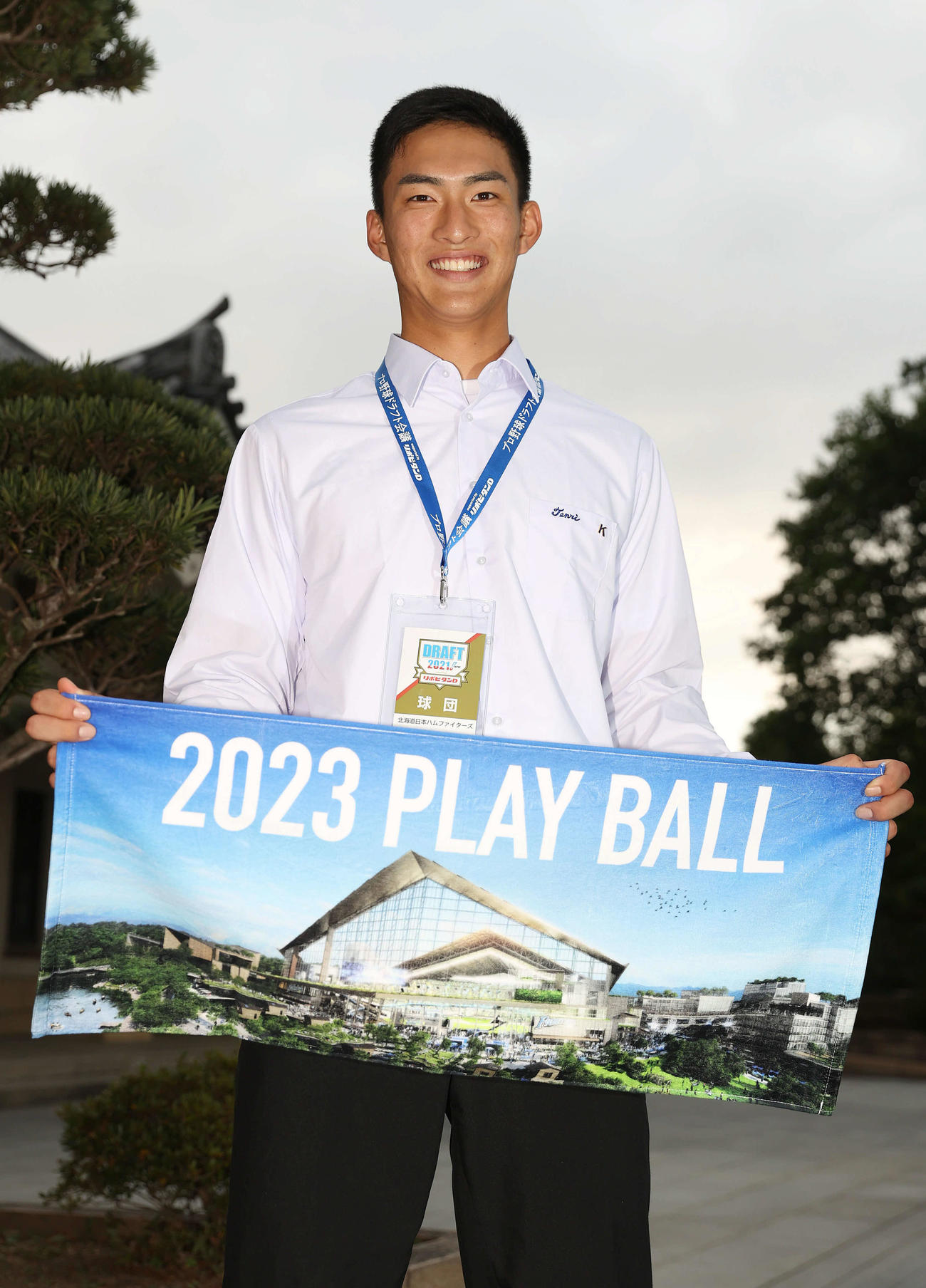 日本ハムから指名あいさつを受け笑顔を見せる天理・達（撮影・前田充）