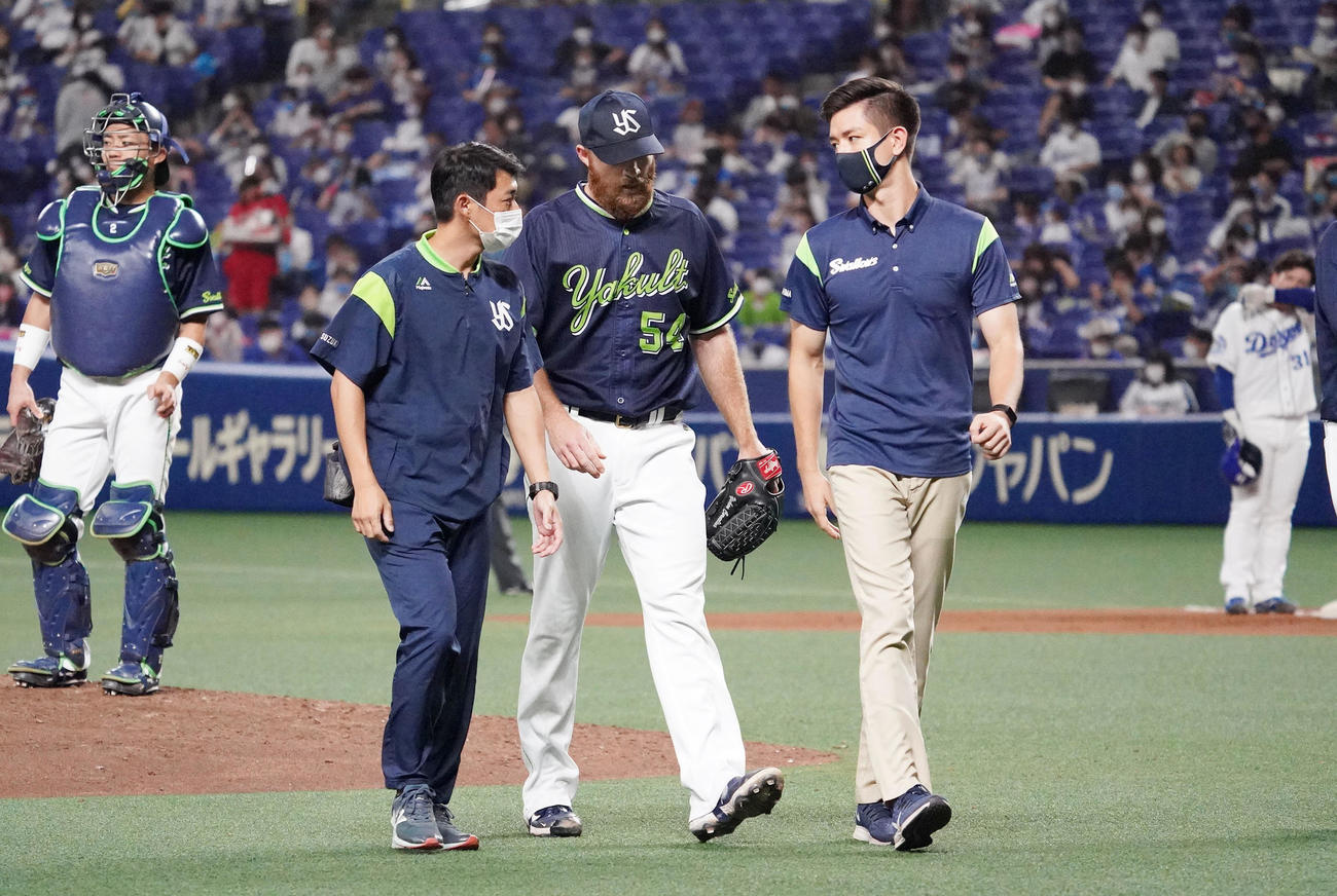 中日対ヤクルト　6回裏中日無死一塁、マウンドを降りるヤクルト先発のサイスニード（撮影・森本幸一）