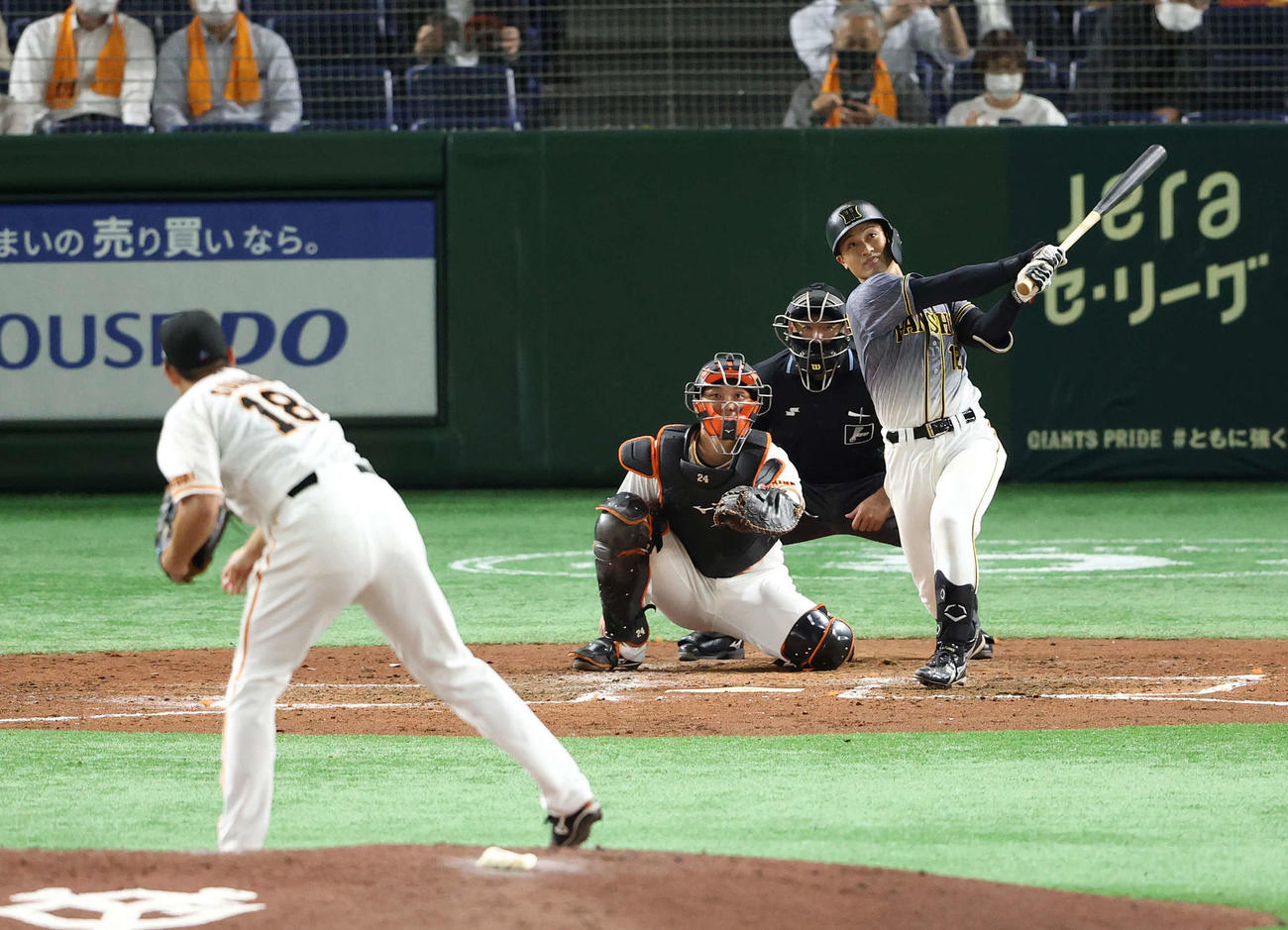 巨人対阪神　4回表阪神2死、左越え本塁打を放つ坂本。投手菅野（撮影・河野匠）