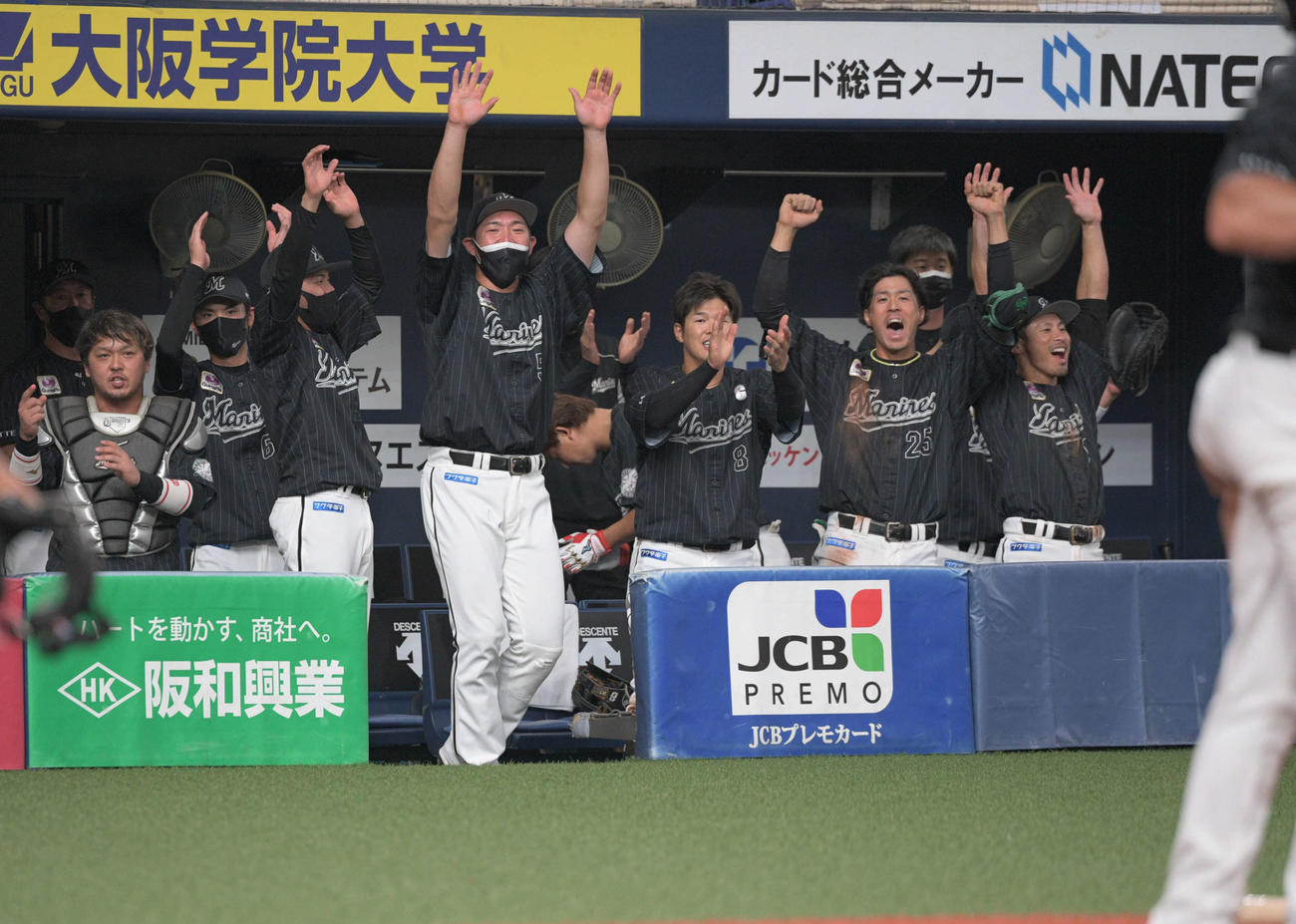 オリックス対ロッテ　3回表ロッテ2死一、二塁、エチェバリアの適時打に涌くロッテナイン（撮影・渦原淳）