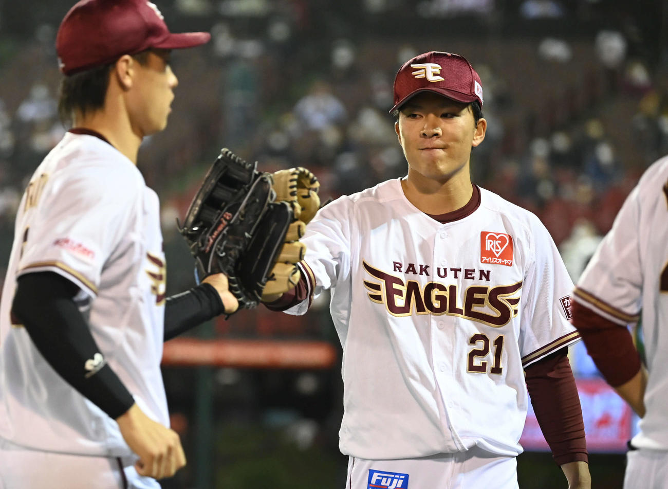 楽天対ソフトバンク　6回表ソフトバンク2死、早川（右）は柳田の中飛を捕球した辰己とグラブタッチ（撮影・山崎安昭）