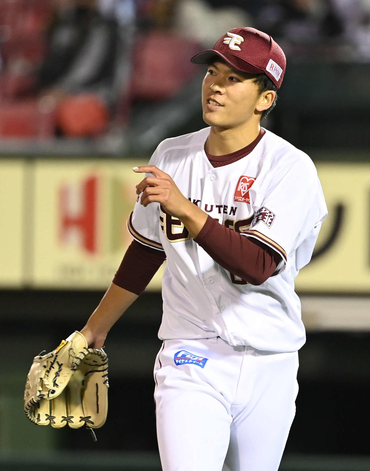 楽天対ソフトバンク　野手に感謝しながらベンチに戻る早川（撮影・山崎安昭）