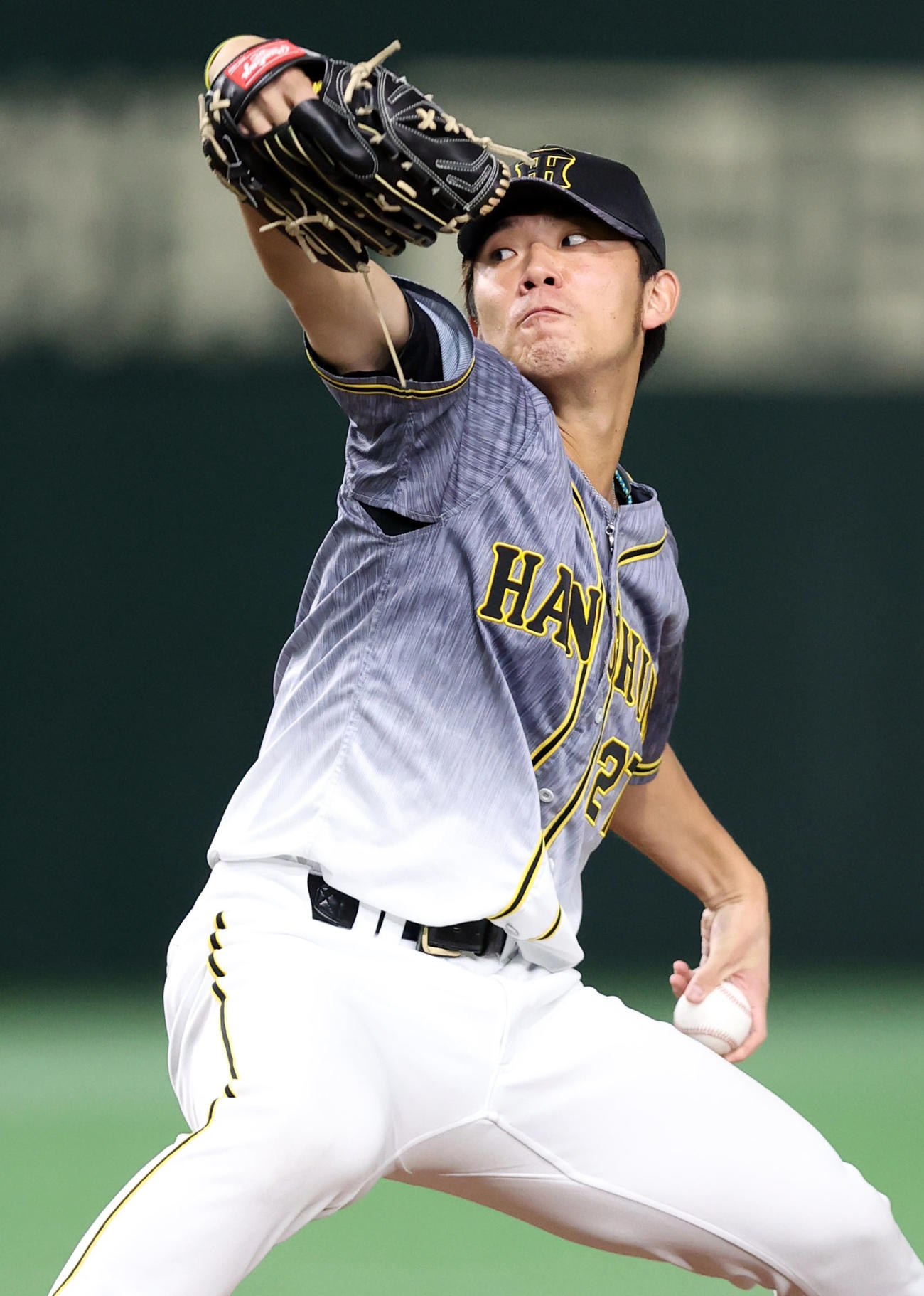 巨人対阪神　4回裏から登板する伊藤将（撮影・狩俣裕三）