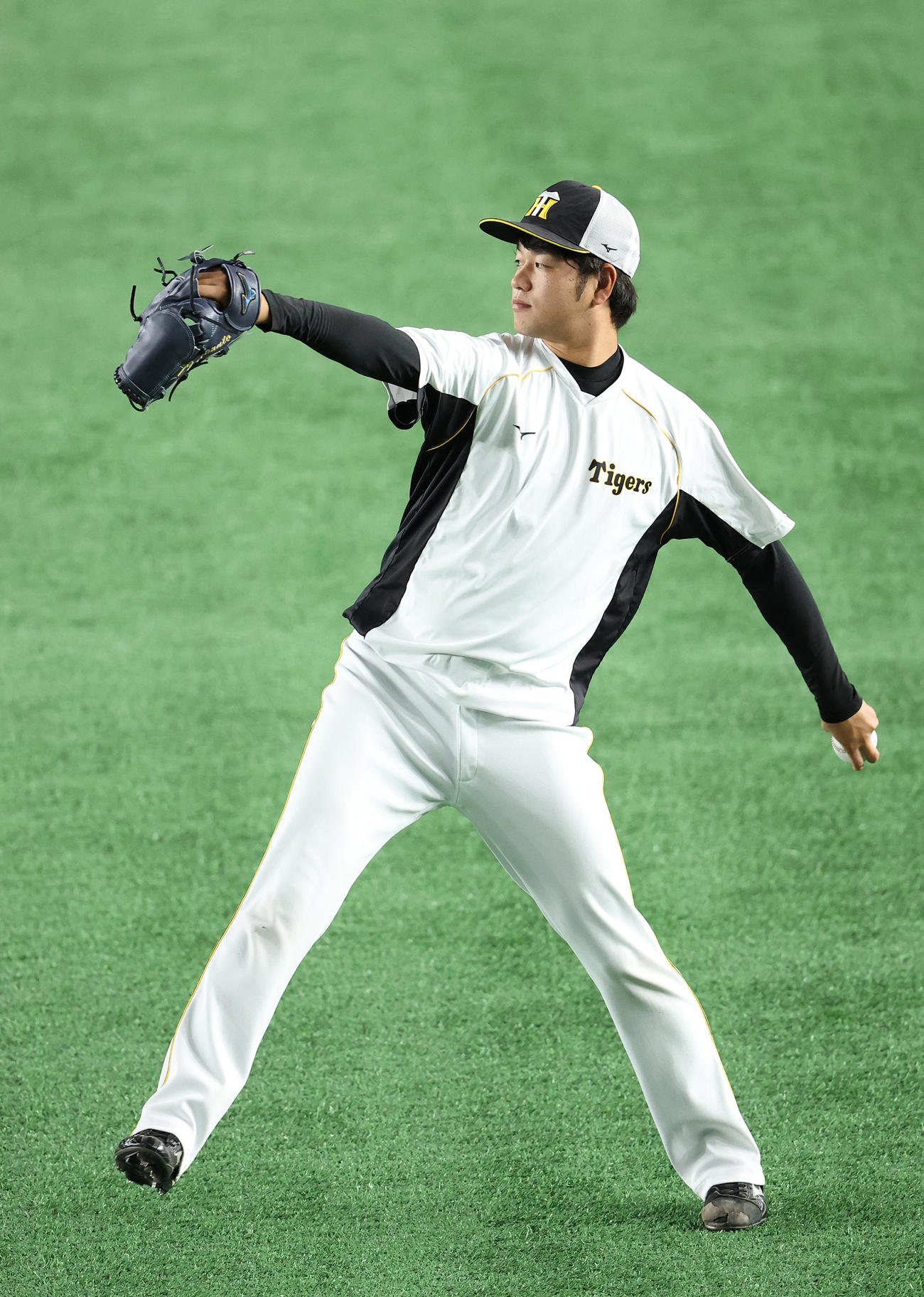 巨人対阪神　試合前、キャッチボールを行う阪神高橋（撮影・河野匠）