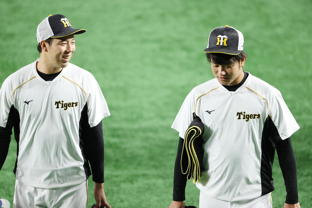 巨人対阪神　試合前、会話しながら練習に向かう阪神高橋（右）と青柳（撮影・河野匠）