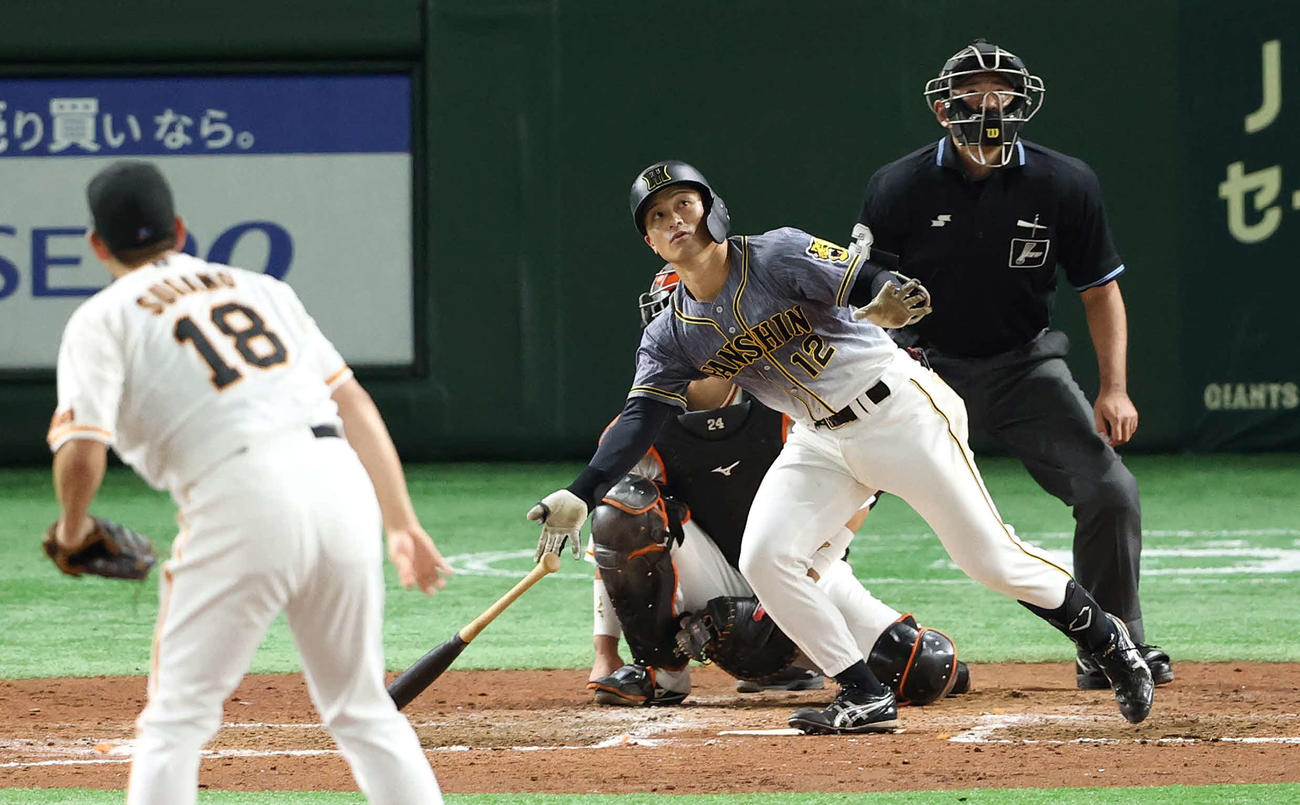 巨人対阪神　4回表阪神2死、左越え本塁打を放つ坂本。投手菅野（撮影・河野匠）