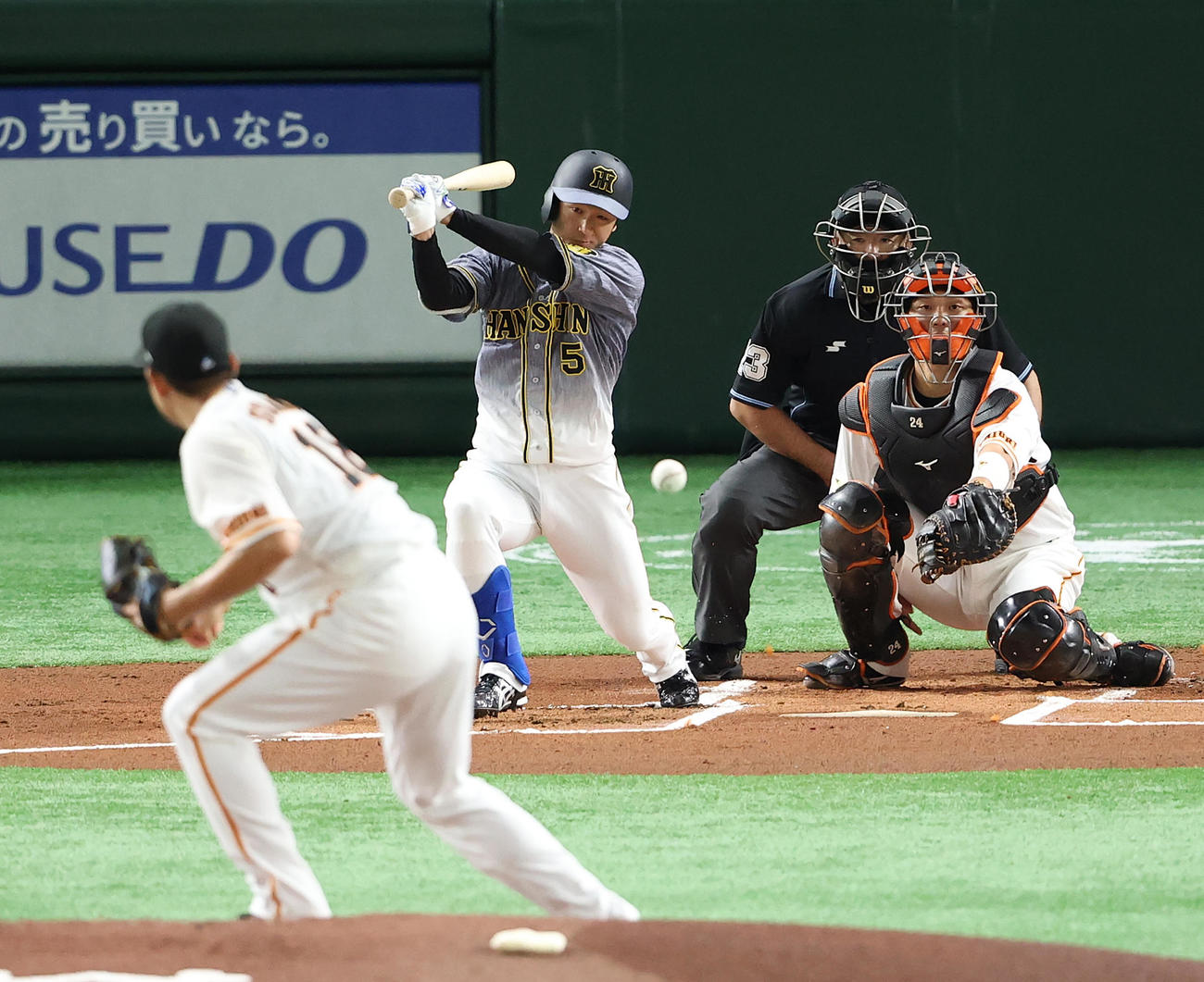 巨人対阪神　1回表阪神2死、中前打を放つ近本。投手菅野（撮影・河野匠）
