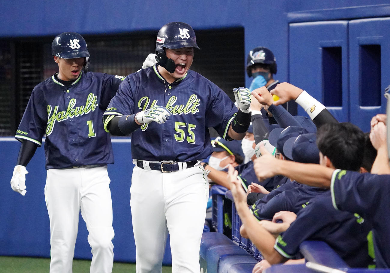 中日対ヤクルト　6回表ヤクルト1死一塁、左中間スタンドへ2点本塁打を放った村上は、ベンチ前でタッチを交わす（撮影・森本幸一）