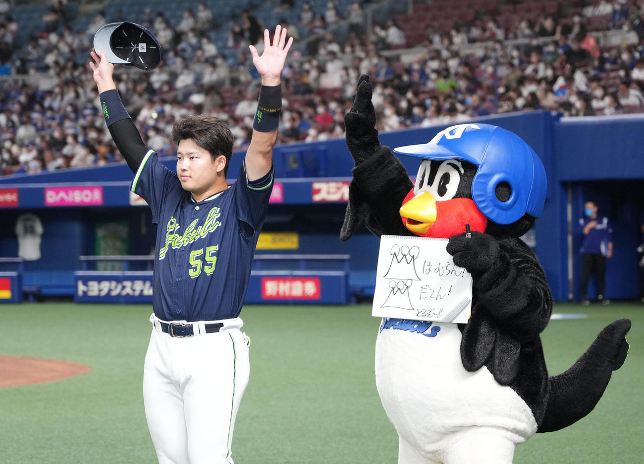 中日対ヤクルト　ヒーローインタビューを終えつば九郎とファンに手を振る村上（左）（撮影・森本幸一）