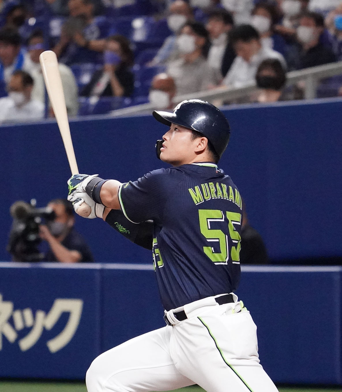 中日対ヤクルト　6回表ヤクルト1死一塁、左中間スタンドへ2点本塁打を放つ村上（撮影・森本幸一）