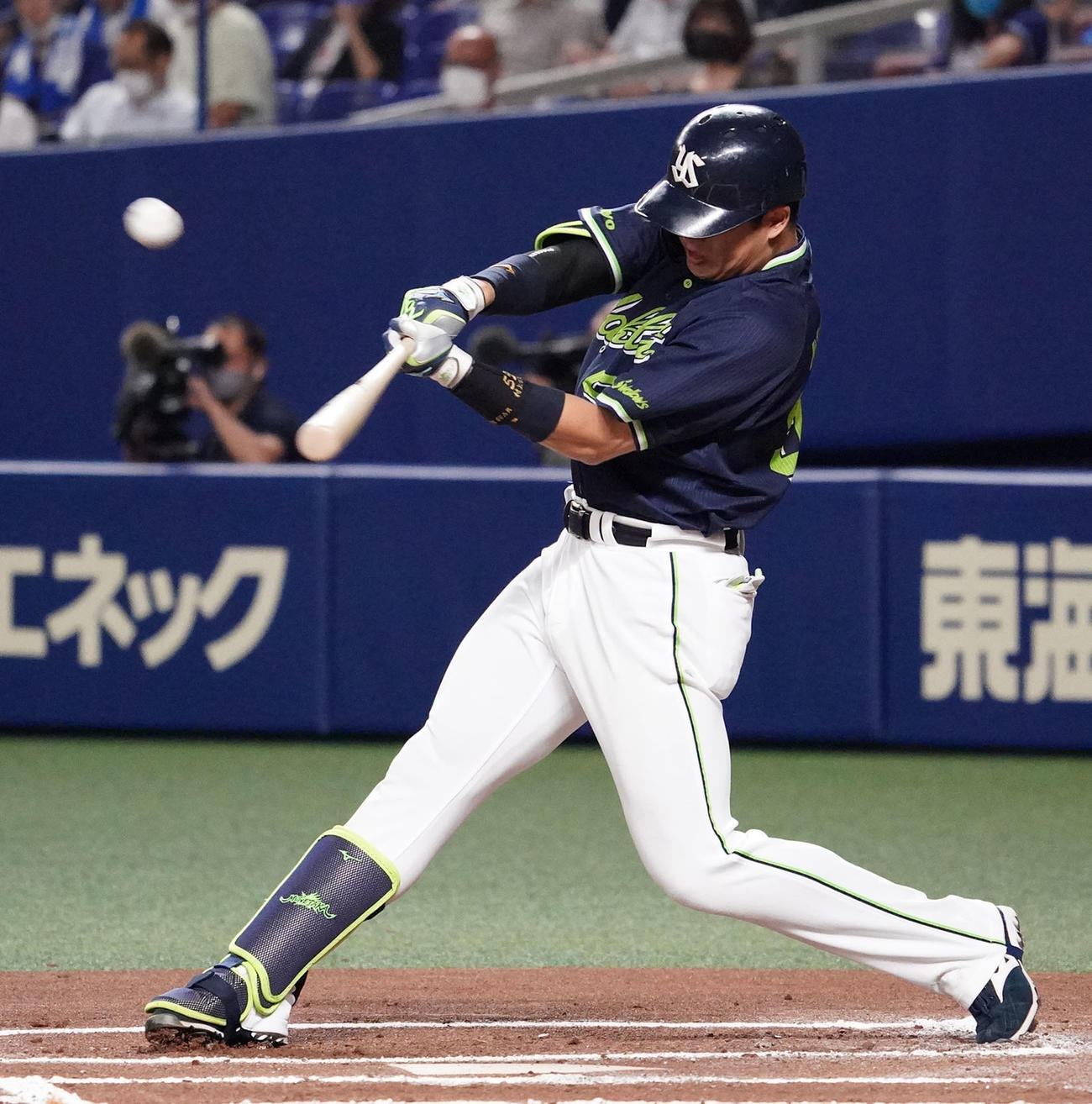 中日対ヤクルト　6回表ヤクルト1死一塁、左中間スタンドへ2点本塁打を放つ村上（撮影・森本幸一）