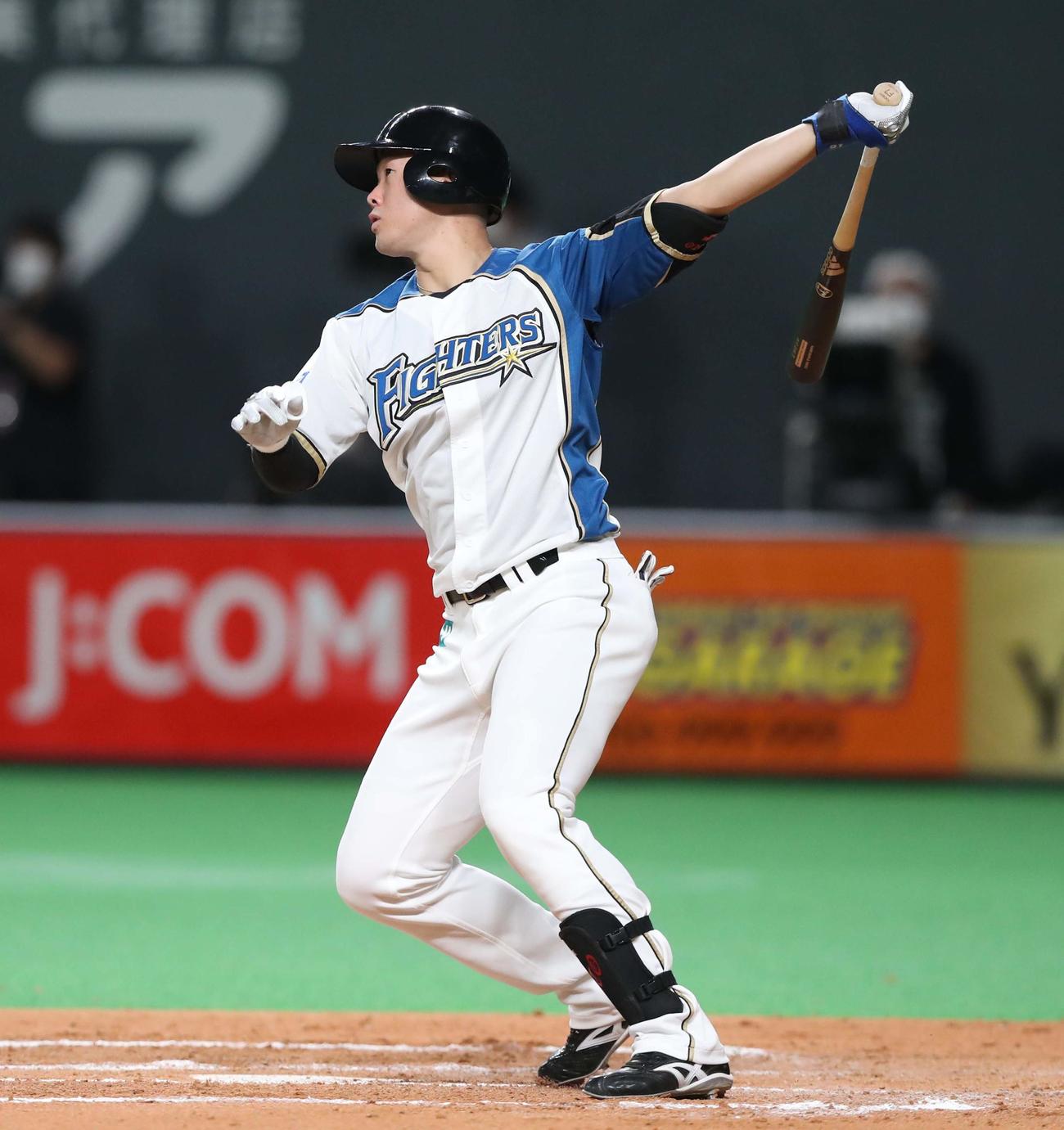 日本ハム対西武　7回裏日本ハム1死二、三塁、左中間に2点適時二塁打を放つ高浜（撮影・黒川智章）