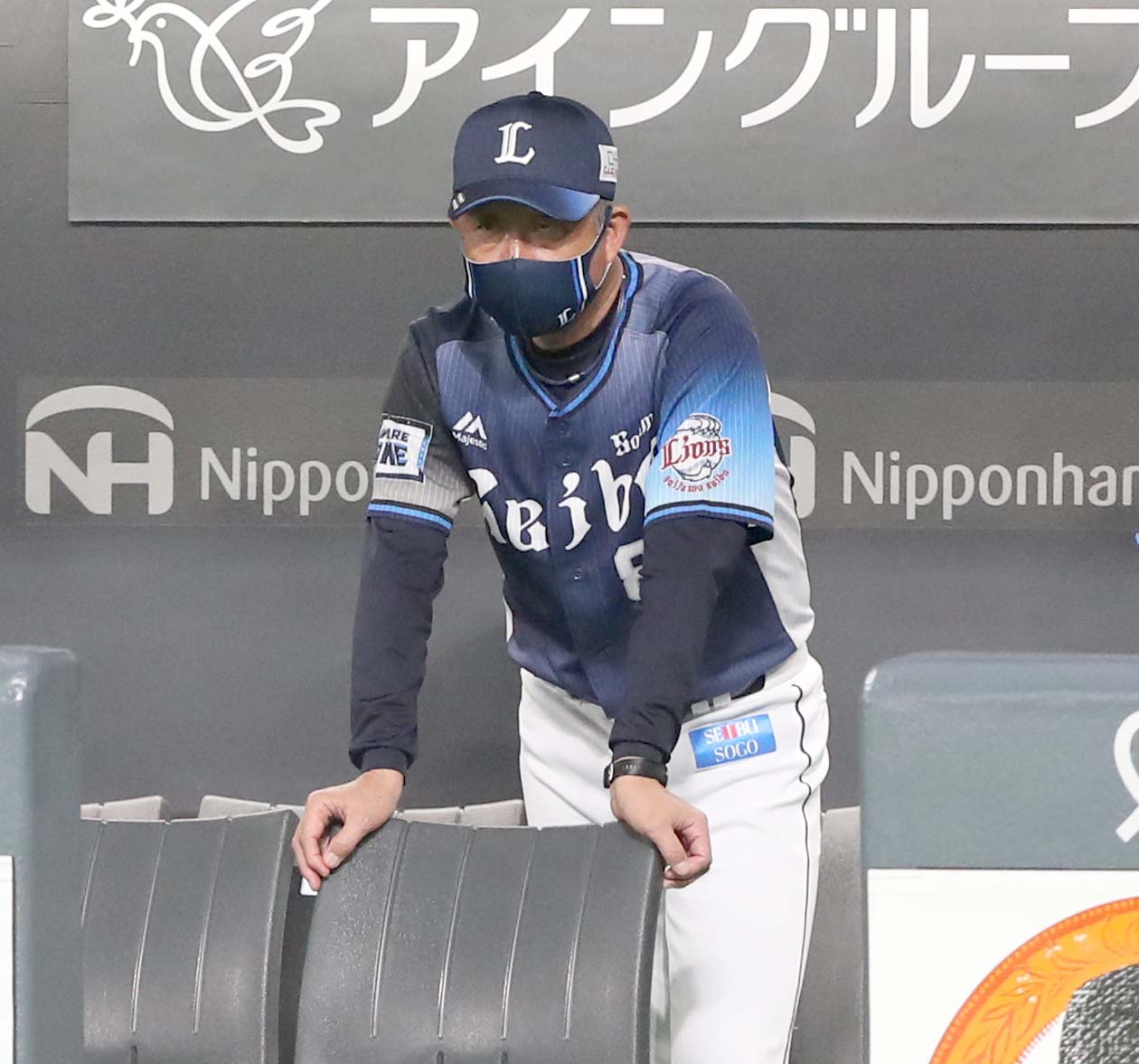 日本ハム対西武　試合を見つめる辻監督（撮影・黒川智章）