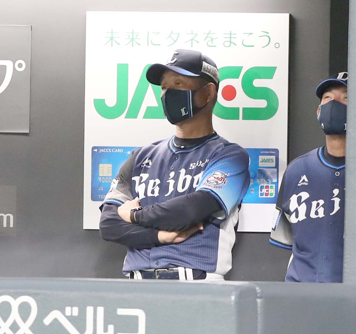 日本ハム対西武　試合を見つめる辻監督（撮影・黒川智章）