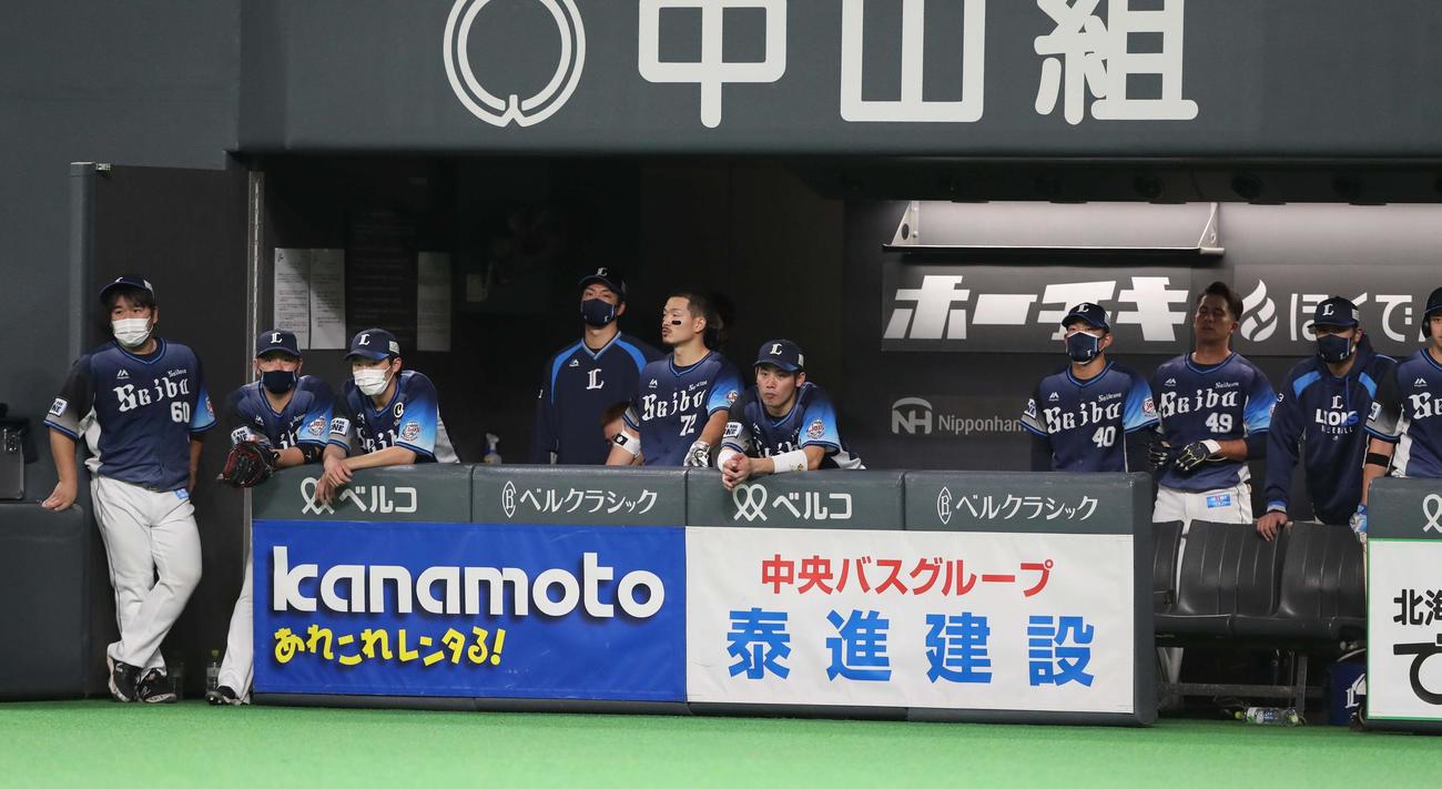 日本ハム対西武　試合を見つめる西武ナイン（撮影・黒川智章）