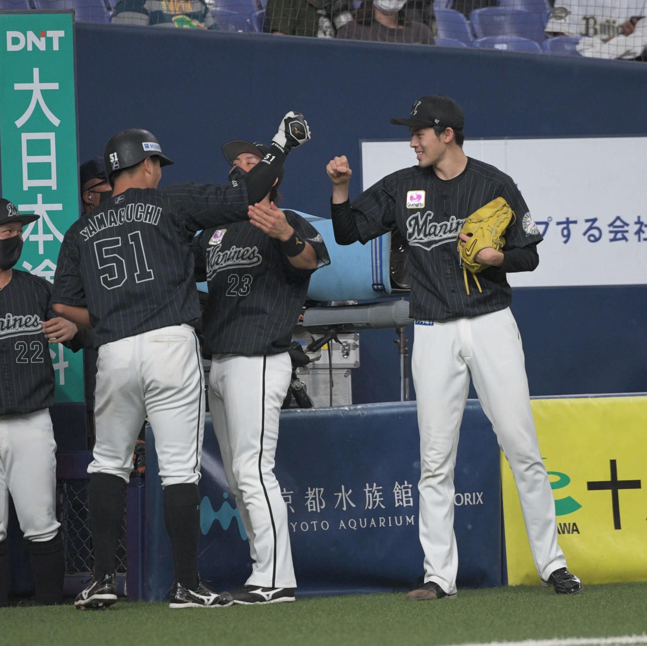 オリックス対ロッテ　3回表ロッテ2死三塁、岡の適時二塁打で生還した山口（左）を迎える佐々木朗希（撮影・渦原淳）