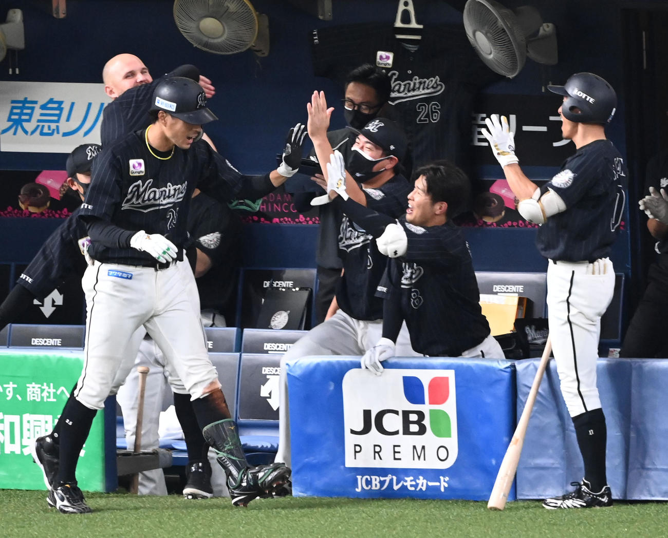 オリックス対ロッテ　6回表ロッテ無死、左越え本塁打を放った岡（左）を迎えるロッテナイン（撮影・前岡正明）
