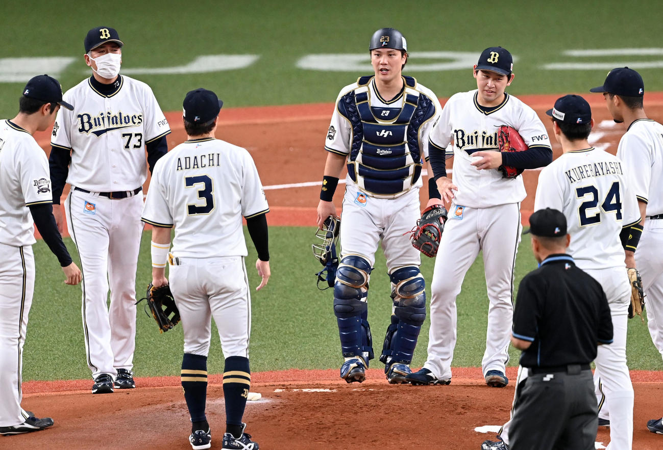 オリックス対ロッテ　1回表ロッテ1死一、二塁、レアードに先制に左適時二塁打を打たれがっくりする宮城（右）。左は高山コーチ（撮影・前岡正明）