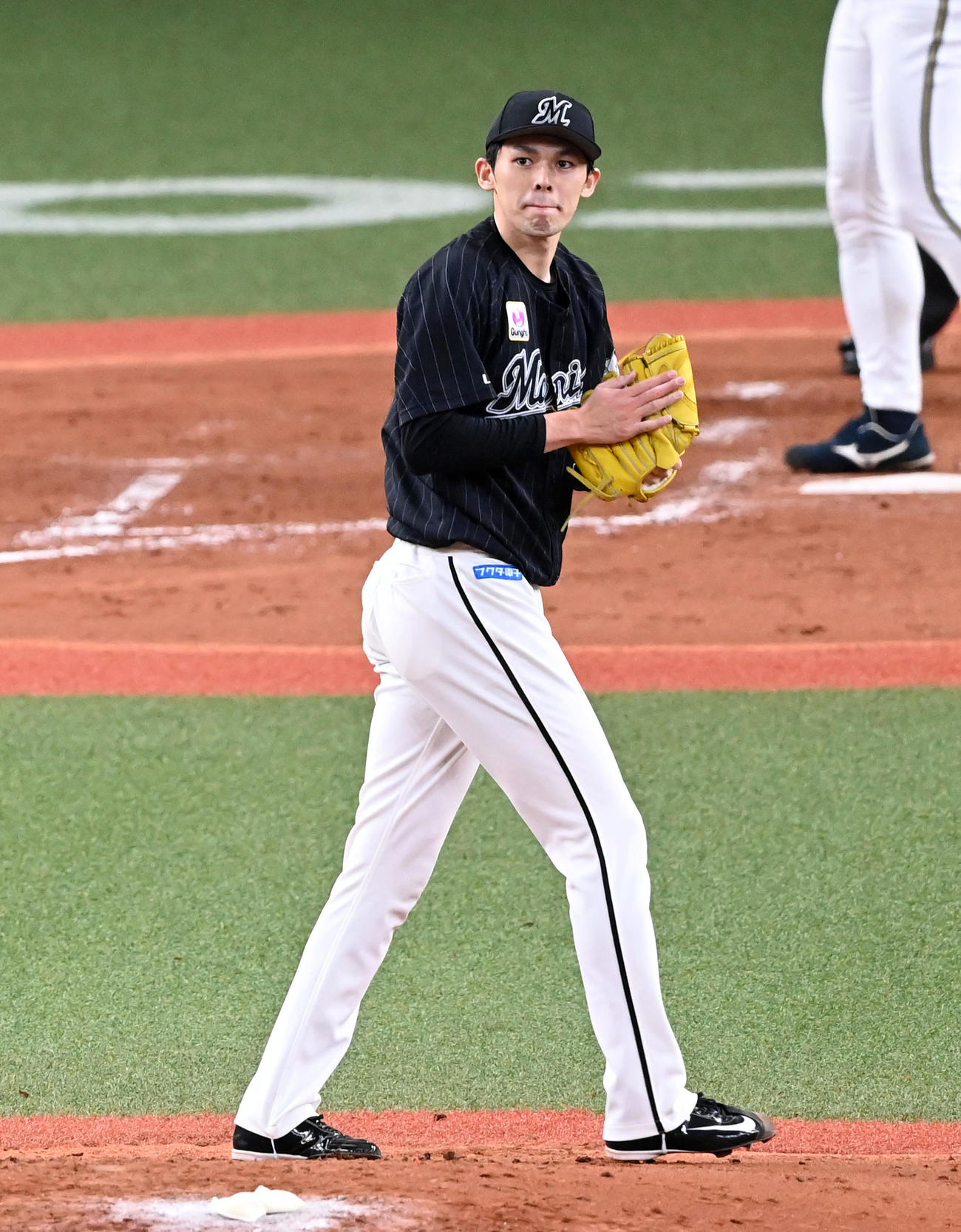 オリックス対ロッテ　4回裏オリックス2死一塁、杉本を空振りの三振に打ち取りグラブをたたく佐々木朗（撮影・前岡正明）