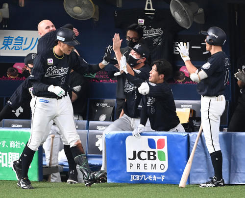 オリックス対ロッテ 6回表ロッテ無死、左越え本塁打を放った岡(左)を迎えるロッテナイン(撮影・前岡正明)