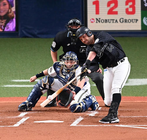 オリックス対ロッテ 1回表ロッテ1死一、二塁、レアードは先制に左適時二塁打を放つ(撮影・前岡正明)