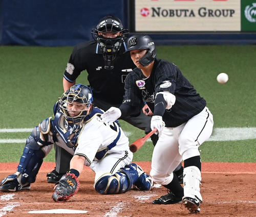 オリックス対ロッテ 2回表ロッテ2死三塁、中村奨は左前適時打を放つ(撮影・前岡正明)