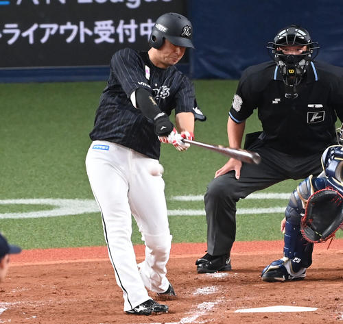 オリックス対ロッテ 3回表ロッテ2死三塁、藤岡は右前適時打を放つ(撮影・前岡正明)