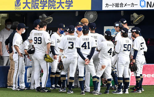 オリックス対ロッテ 4回、円陣を組むオリックスナイン(撮影・前岡正明)