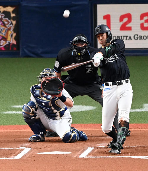 オリックス対ロッテ 6回表ロッテ無死、岡は左越え本塁打を放つ(撮影・前岡正明)