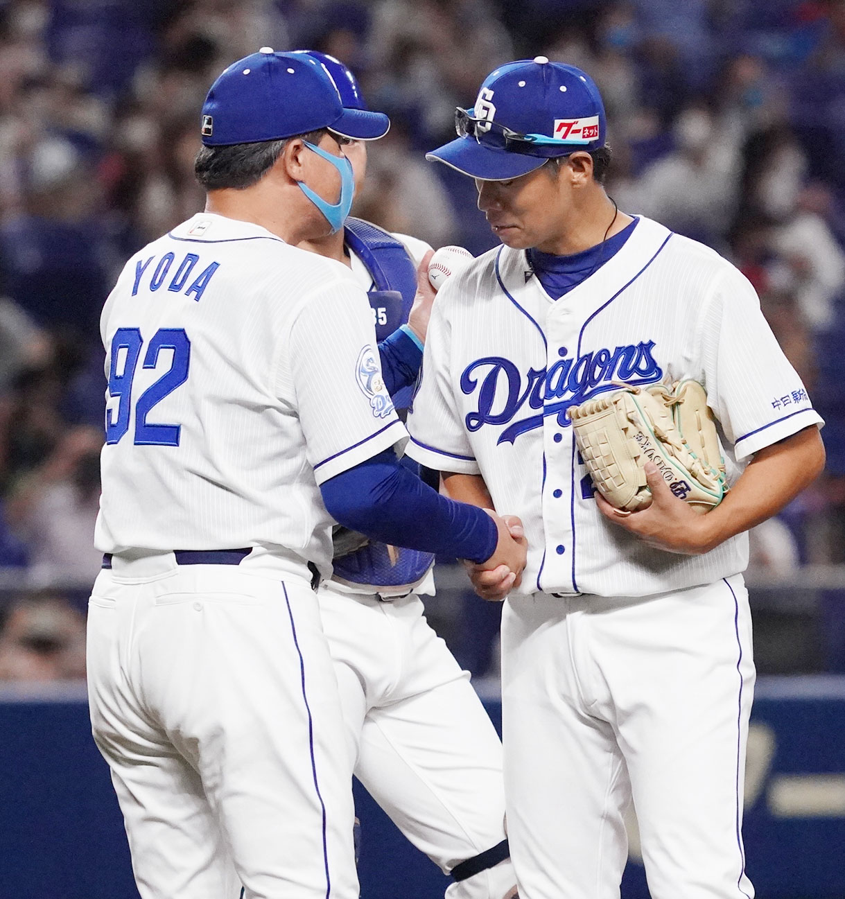 中日対ヤクルト　1回表ヤクルト無死、塩見泰隆から三振を奪い与田監督と握手を交わしマウンドを降りる山井（撮影・森本幸一）